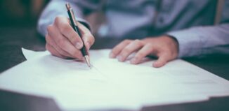 Un courtier grossiste en assurance signe un contrat