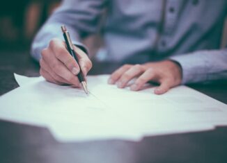 Un courtier grossiste en assurance signe un contrat
