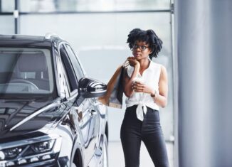 jeune femme recherche une voiture économique