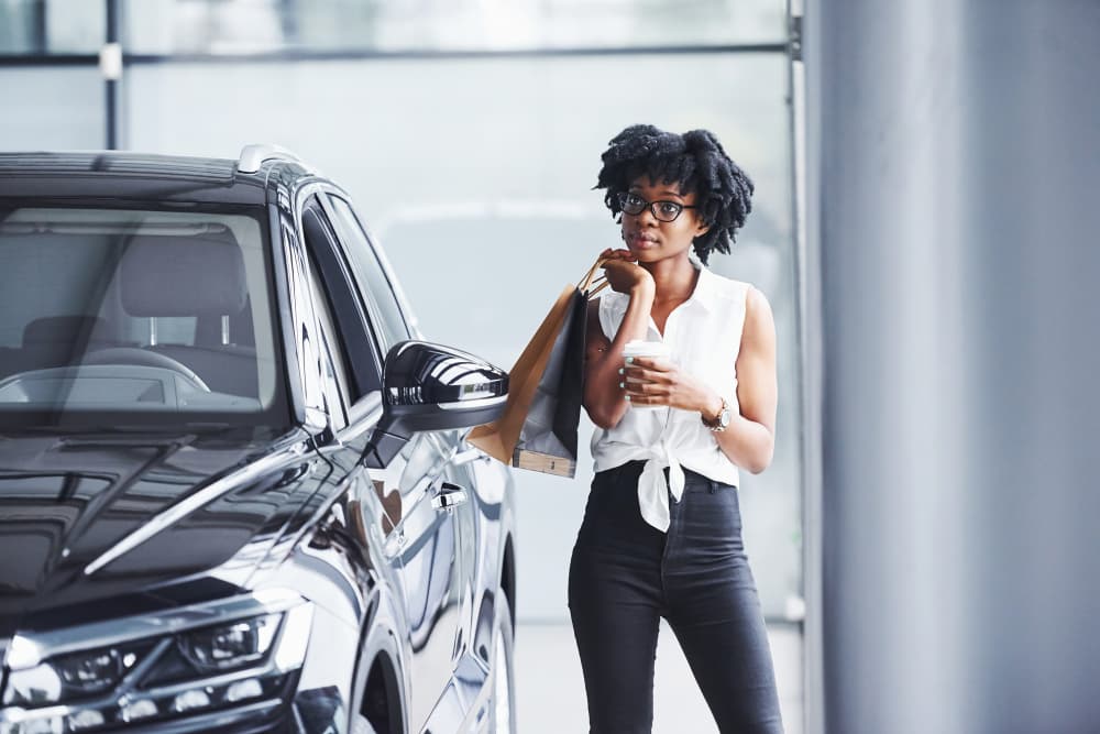 jeune femme recherche une voiture économique