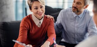 femme d'âge moyen s'apprêtant a signer son contrat d'assurance